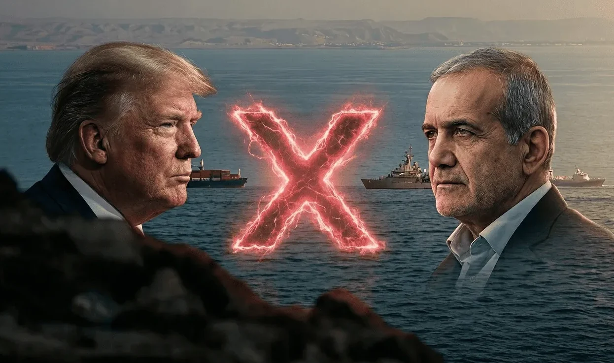 Donald Trump s lijeve strane i iranski zvaničnik s desne strane, okrenuti jedan prema drugome, dok se u pozadini nalaze brodovi i more. U sredini je svijetleći crveni simbol "X", sugerirajući sukob ili suprotstavljanje.