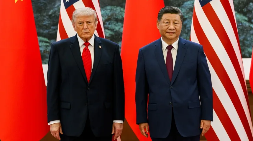 Američki predsjednik Donald Trump i kineski predsjednik Xi Jinping stoje ispred zastava SAD-a i Kine.