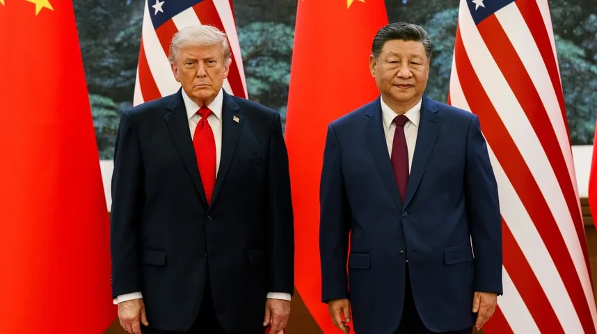 Donald Trump i Xi Jinping stoje ispred zastava Sjedinjenih Američkih Država i Kine.