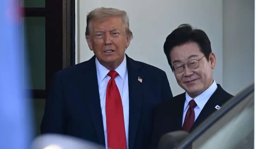 Donald Trump i Lee Jae-myung nose odijela i kravate, slikani spolja.