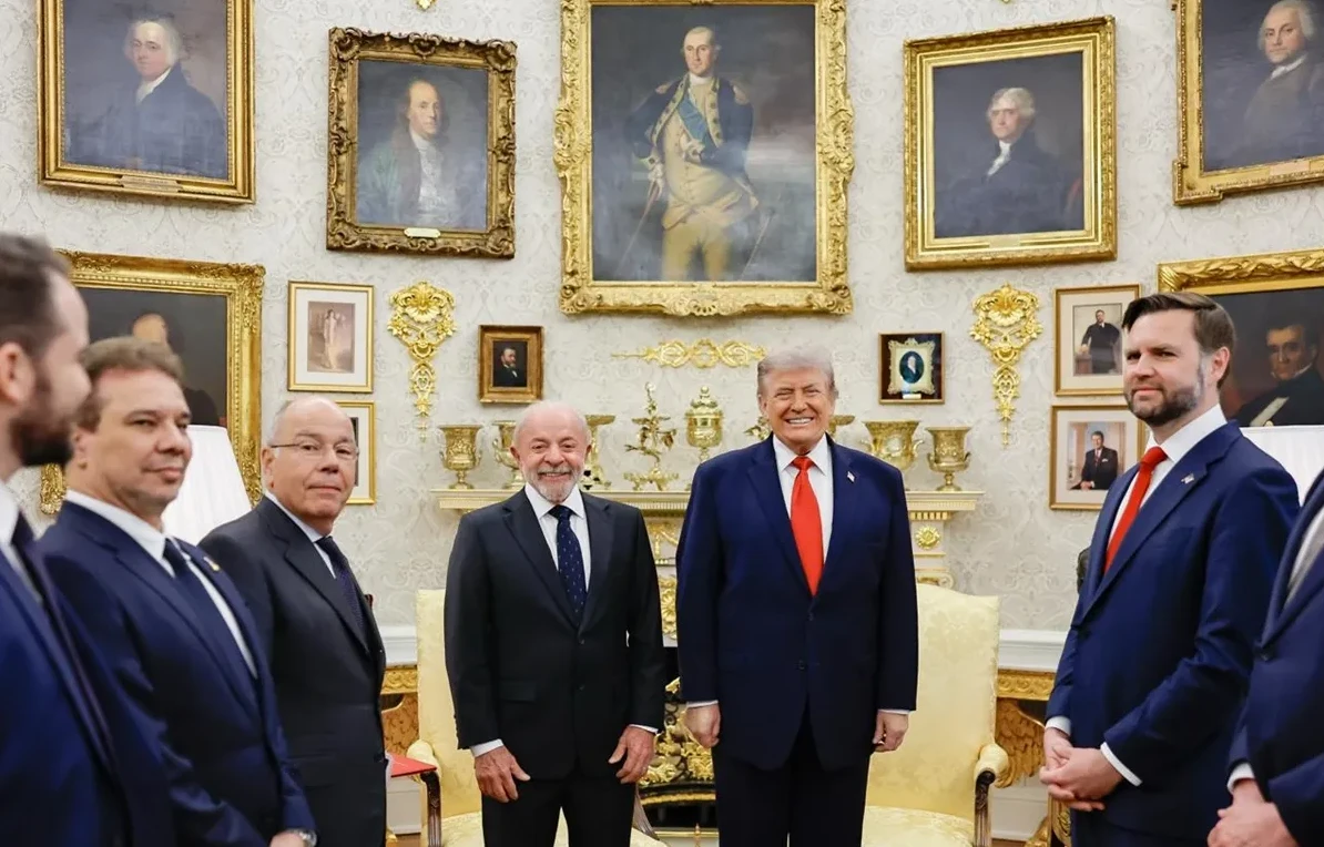 Donald Trump i Luiz Inácio Lula da Silva stoje jedan pored drugog u Ovalnom uredu