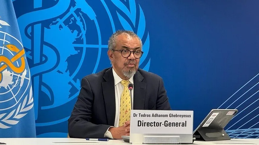 Dr Tedros Adhanom Ghebreyesus, generalni direktor Svjetske zdravstvene organizacije, sjedi za stolom ispred plave pozadine s logom SZO.