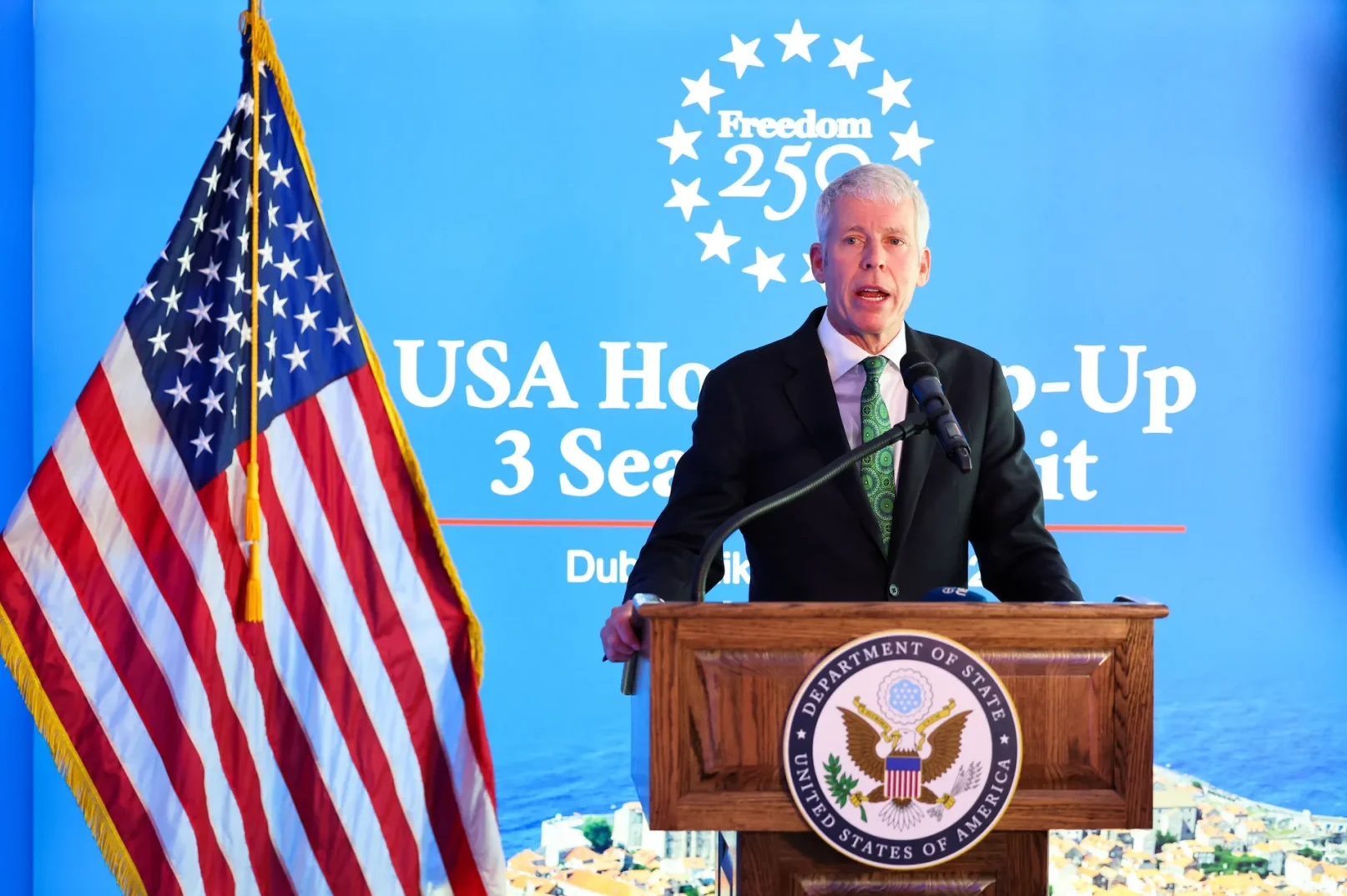 Američka zastava pored govornika na "Freedom 250" samitu u Dubrovniku.