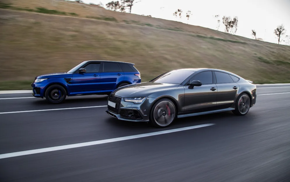 Plavi Range Rover Sport i sivi Audi A7 voze autoputem