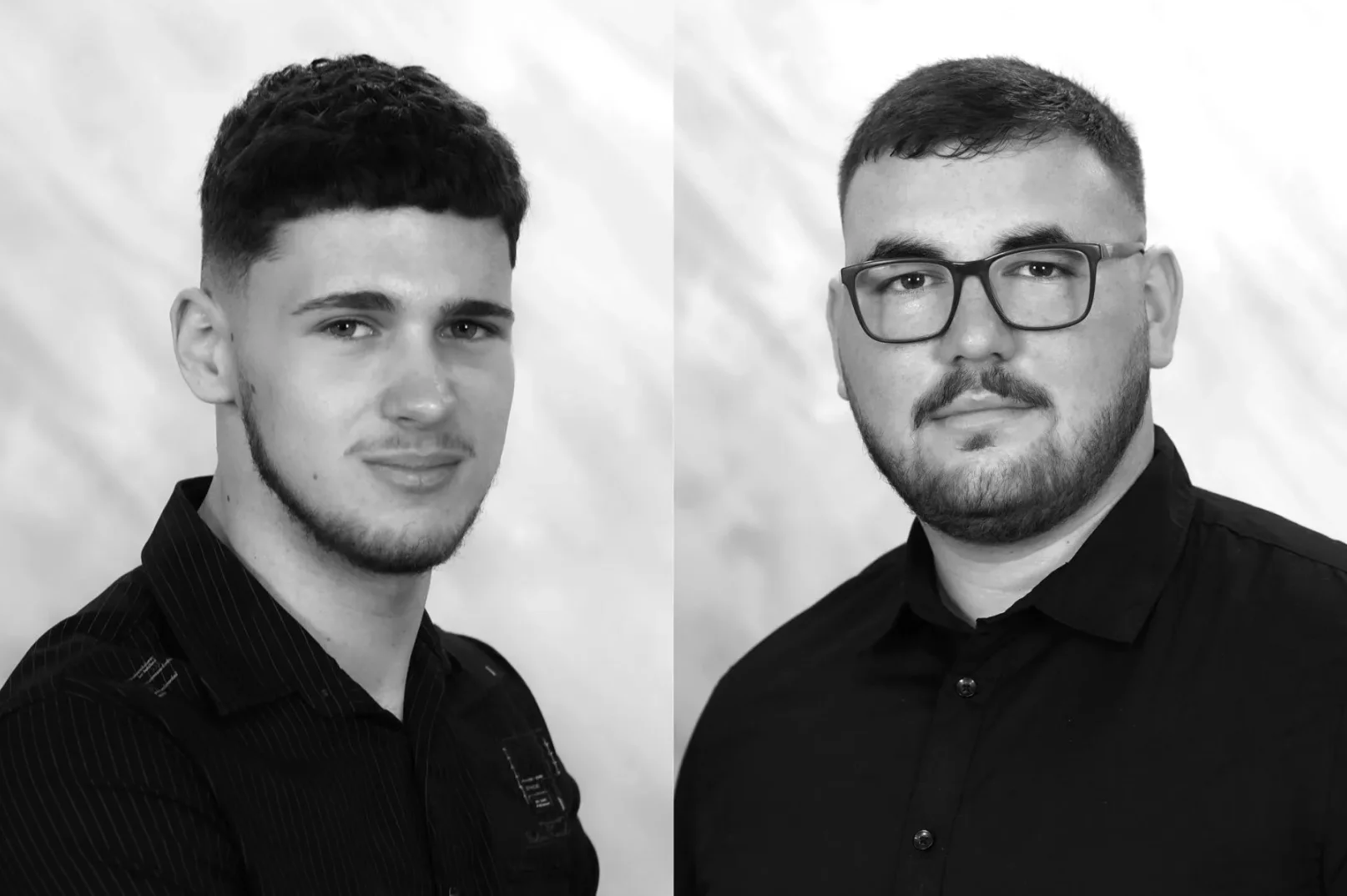 Portretna fotografija dvojice mladih muškaraca obučenih u crne košulje, snimljena iznad ramena, na svijetloj pozadini.