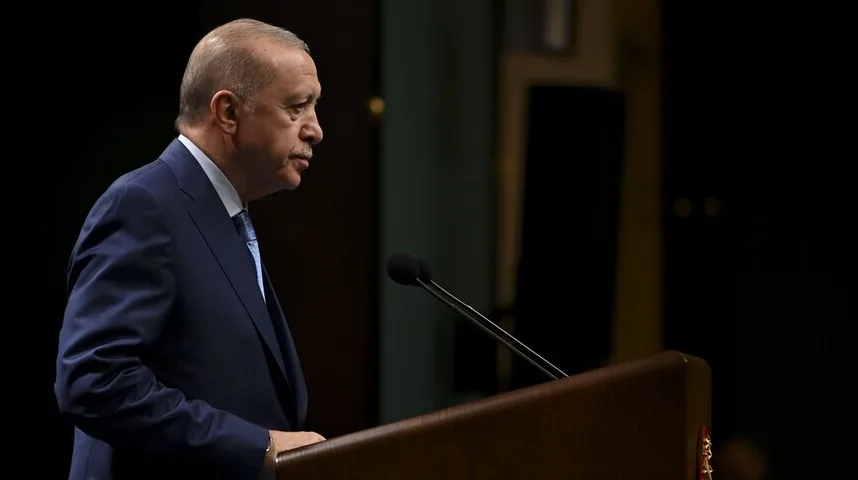 Predsjednik Turske Recep Tayyip Erdoğan obraća se naciji sa podijuma ispred mikrofona.