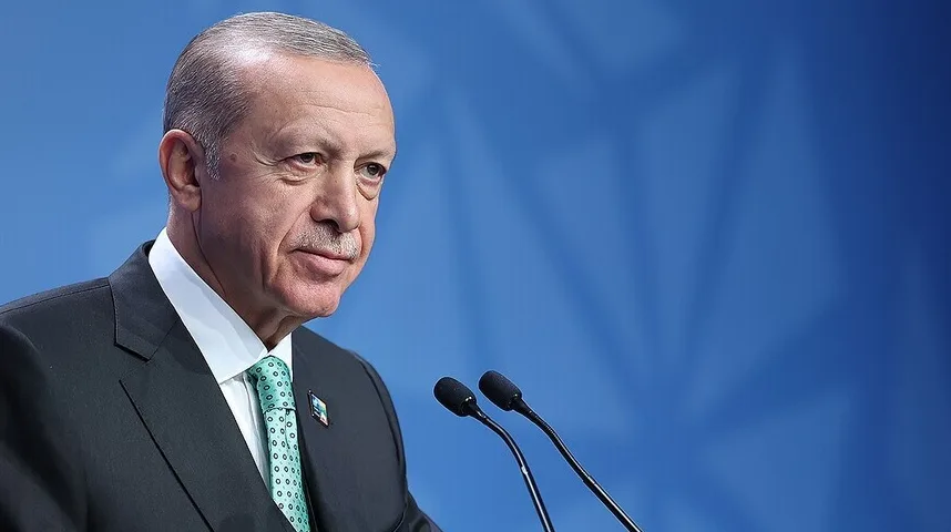 Recep Tayyip Erdoğan, turski predsjednik, drži govor ispred mikrofona.