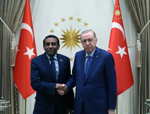 Predsjednik Turske Recep Tayyip Erdogan rukuje se sa predstavnikom Maldiva ispred turske zastave.