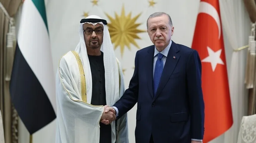 Recep Tayyip Erdoğan i šeik Mohamed bin Zayed rukuju se ispred zastava Turske i Ujedinjenih Arapskih Emirata.