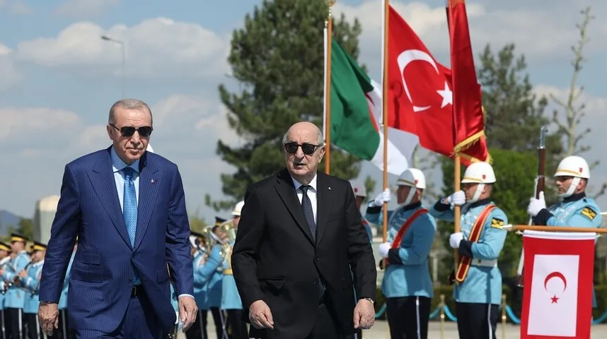 Recep Tayyip Erdoğan i Abdelmadjid Tebboune hodaju ispred počasne garde i zastava Turske i Alžira.