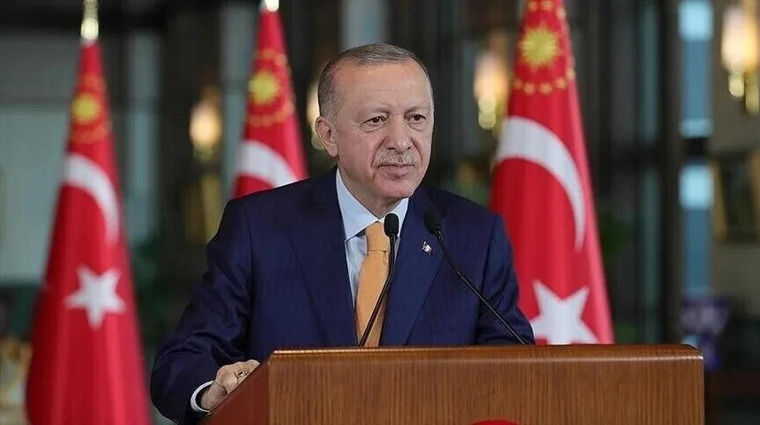 Recep Tayyip Erdoğan, predsjednik Turske, govori za govornicom.