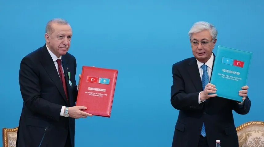 Turski predsjednik Recep Tayyip Erdogan i predsjednik Kazahstana Kassym-Jomart Tokayev drže dokumente u okviru potpisivanja sporazuma.
