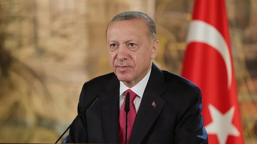 Recep Tayyip Erdoğan ispred turske zastave i mikrofona