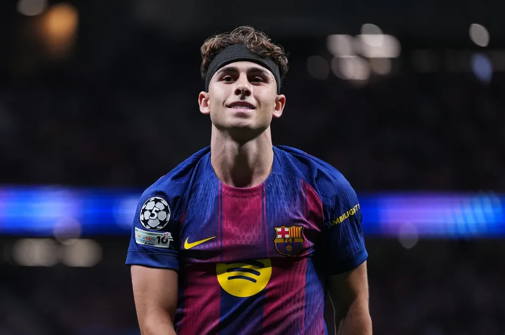 Fudbaler Eric Garcia nosi dres Barcelone sa logom Lige prvaka na lijevoj ruci.