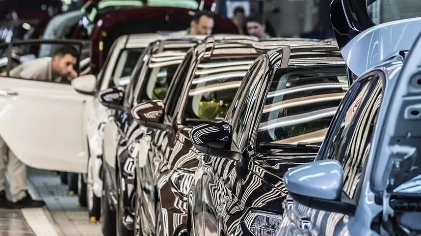 Radnici pregledaju nove automobile u proizvodnoj hali