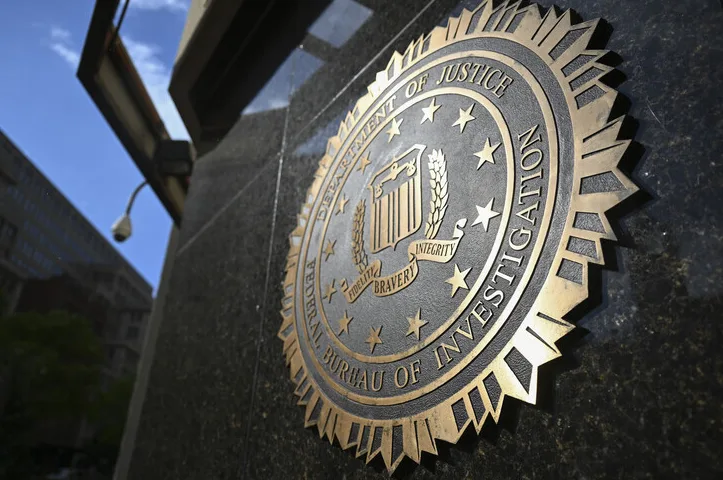 Grb Federalnog biroa za istrage (FBI) na mermernoj fasadi zgrade.