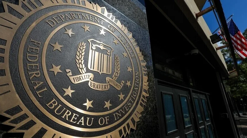 Detaljan prikaz grba Federalnog istražnog biroa (FBI) postavljenog na mermernu fasadu zgrade.