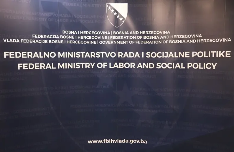 Zgrada Federalnog ministarstva rada i socijalne politike u Bosni i Hercegovini sa grbom i natpisom na bosanskom i engleskom jeziku.