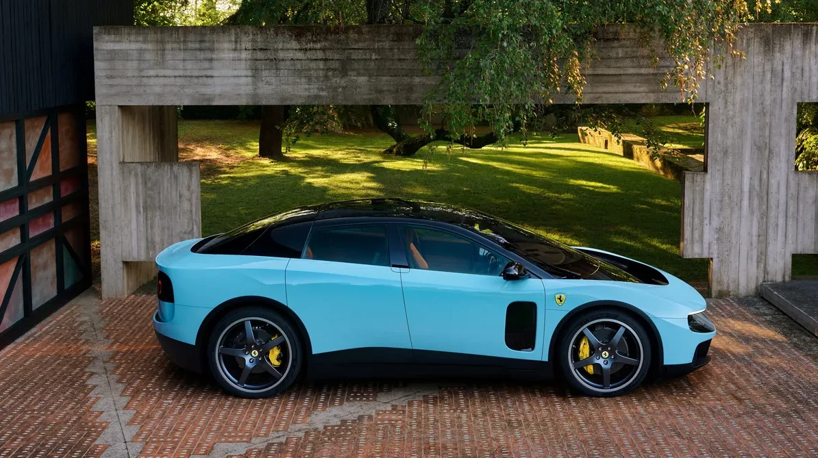 Plavi Ferrari sa crnim krovom parkiran ispred moderne betonske zgrade