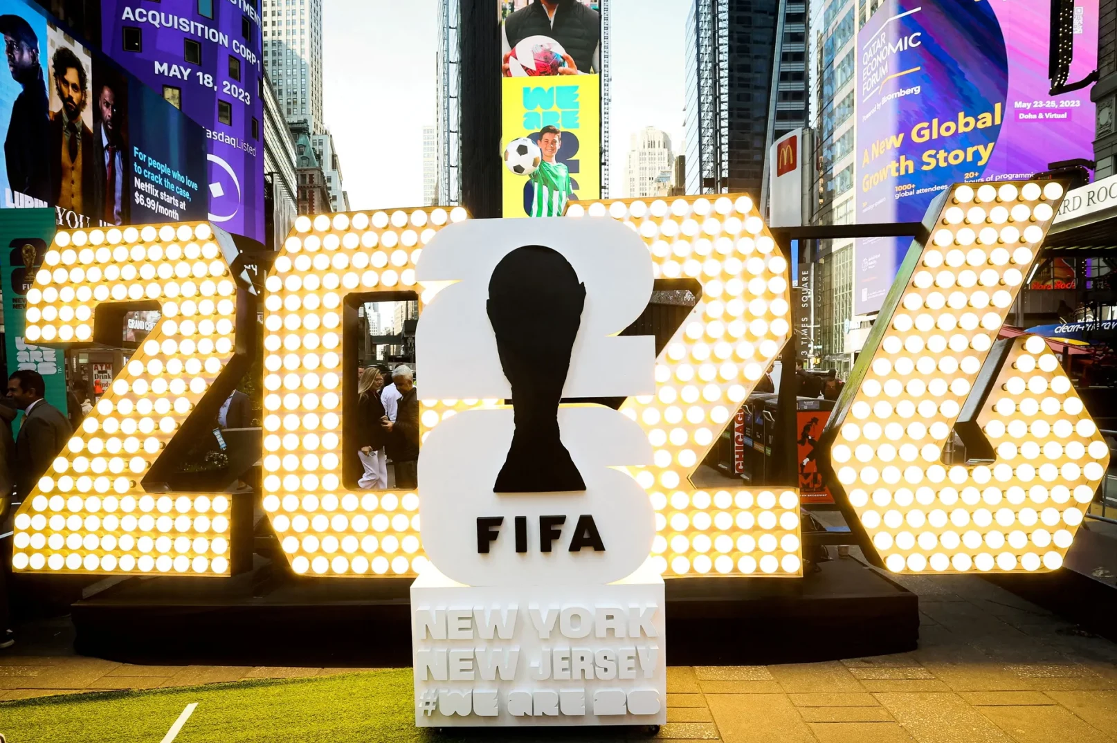 Svjetleći natpis "2026" sa FIFA logom postavljen u New Yorku/New Jerseyu, prikazuje siluetu trofeja Svjetskog prvenstva.