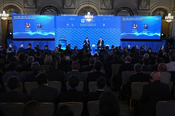 Dvoje govornika sjedi za stolom dok publika prati panel diskusiju na "Black Sea & Balkans Security Forum 2026" u Bukureštu, Rumunija.
