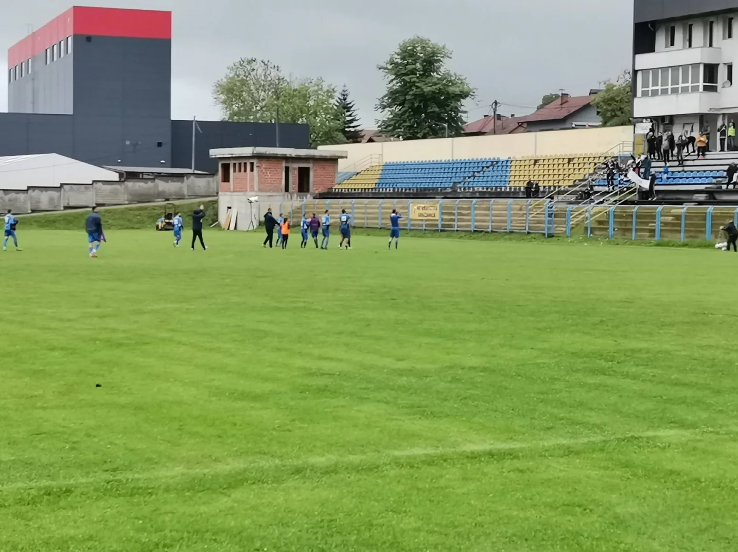 Fudbalska utakmica na terenu sa tribinama