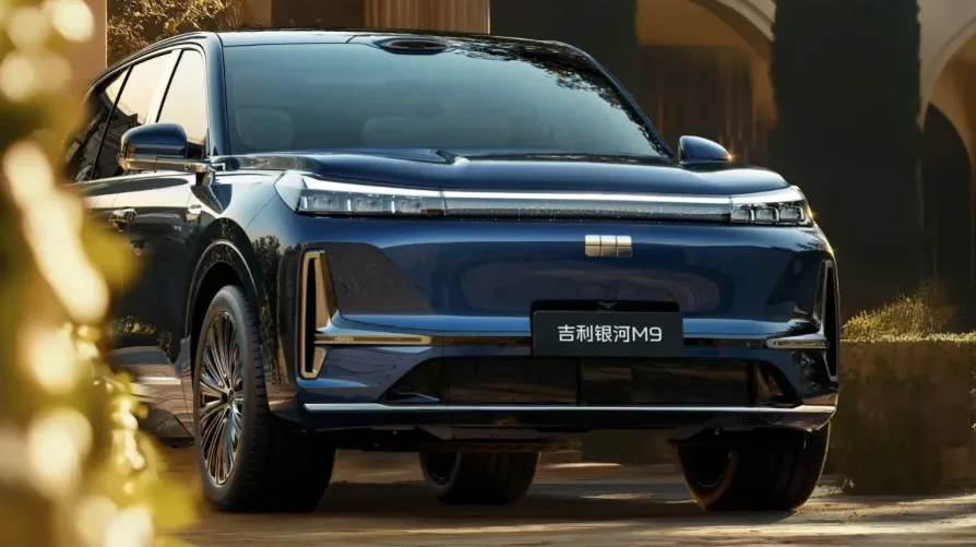 Tamno plavi Geely Galaxy M9 SUV vozilo parkirano napolju.
