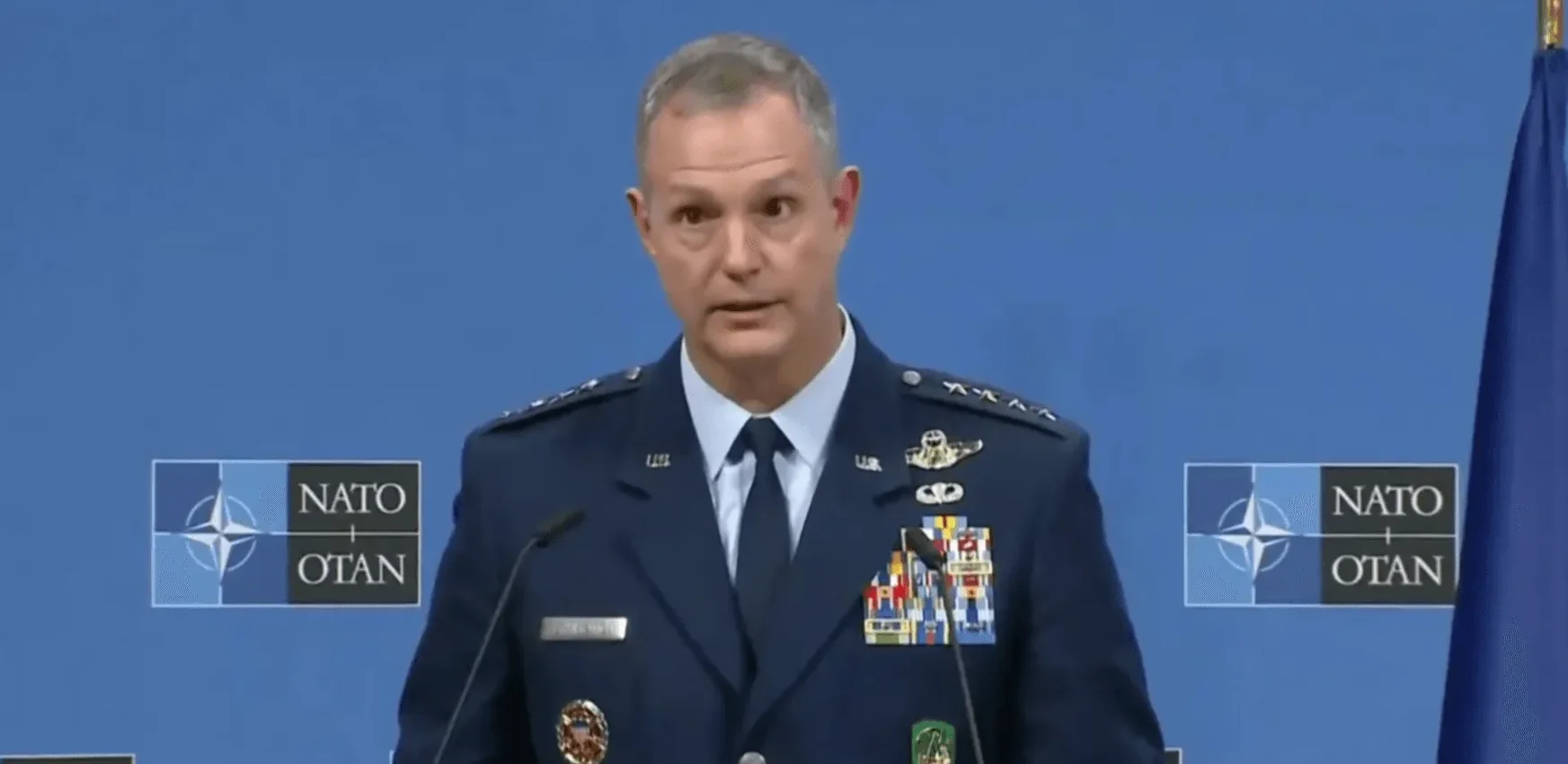 General u NATO uniformi govori na konferenciji za štampu.