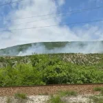 Požar na brdu iznad Mostara: Vatrogasci na terenu, ugroženih objekata nema