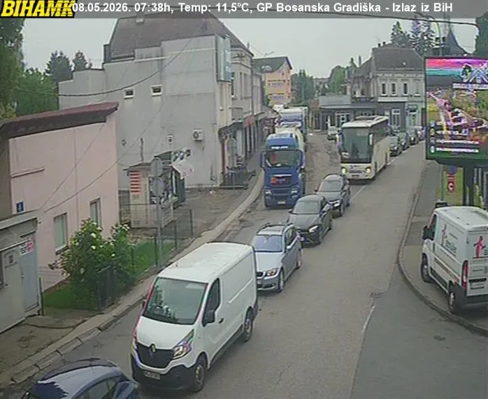 Snimak iznad puta pokazuje kolonu vozila koja čeka na graničnom prijelazu Bosanska Gradiška - Izlaz iz BiH. Uočava se kamion plave boje, autobus, te nekoliko automobila i kombija.