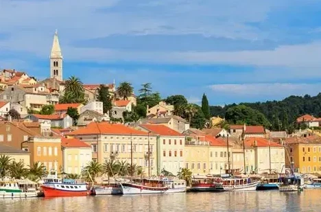 Pogled na primorski grad sa starom arhitekturom i zvonikom