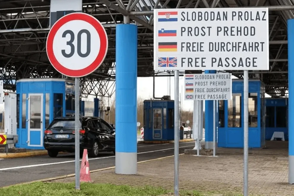Saobraćajni znak sa ograničenjem brzine od 30 km/h na graničnom prelazu.