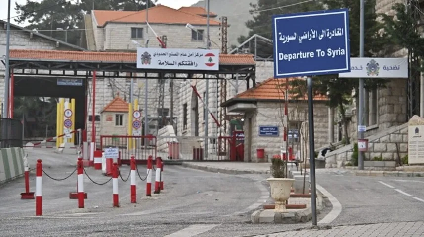 Putokaz sa arapskim i engleskim natpisom "Departure To Syria" na graničnom prelazu između Libana i Sirije.