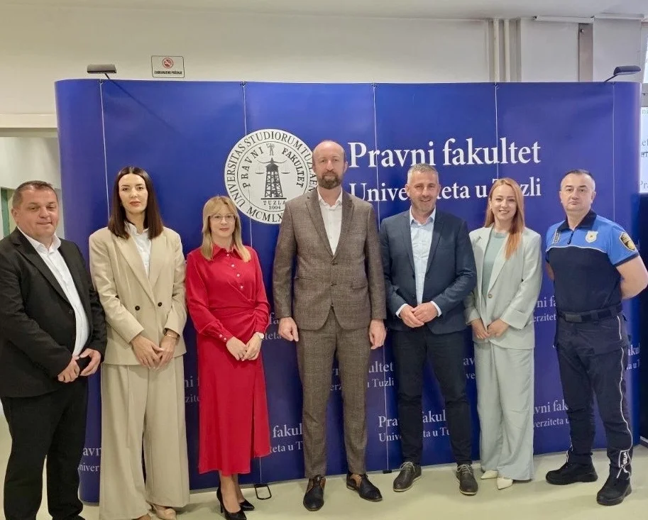 Grupa zvaničnika pozira ispred panela Pravnog fakulteta Univerziteta u Tuzli