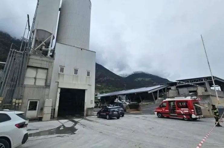 Nesreća u industrijskom pogonu sa vatrogasnim vozilom i policijom
