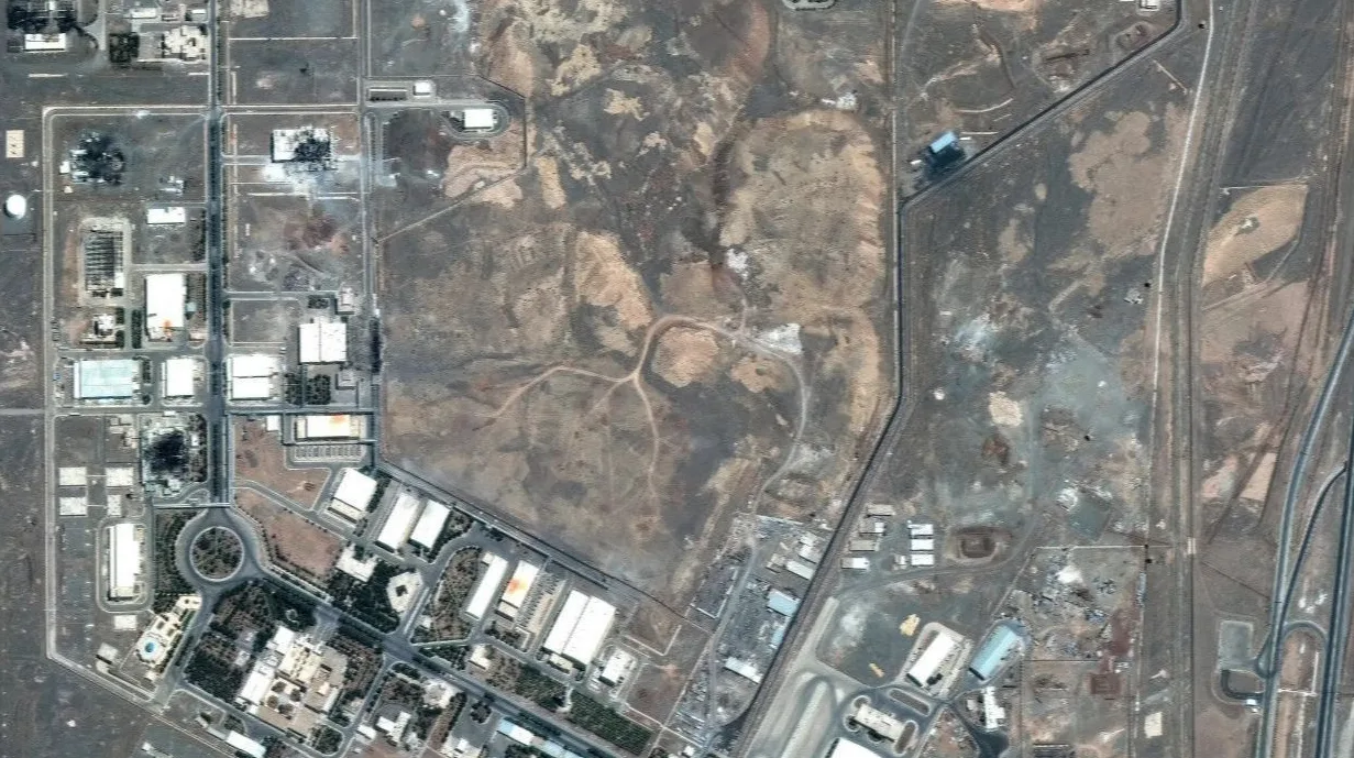 Satellitski snimak velikog industrijskog kompleksa sa brojnim zgradama, saobraćajnicama i otvorenim prostranstvima.