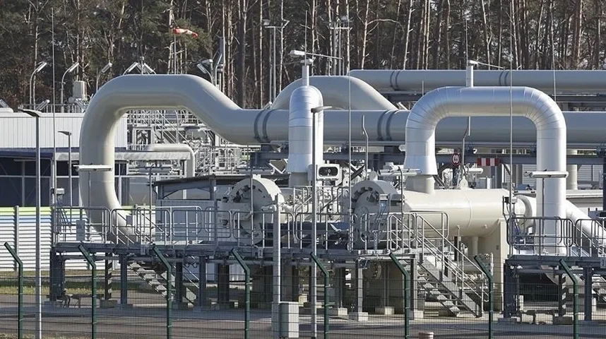 Kompleks industrijskih cijevi i opreme.
