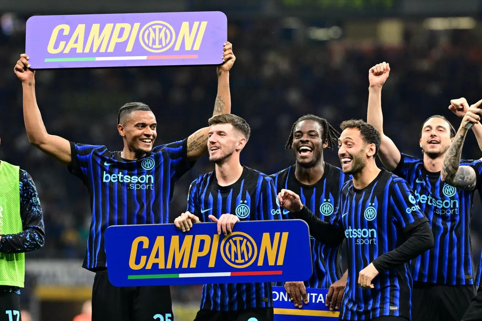 Fudbaleri Intera slave titulu, držeći natpis "Campioni"