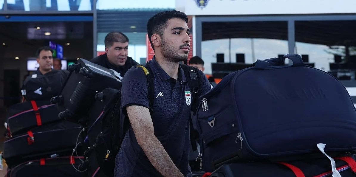 Mladi nogometaš Iranske nogometne reprezentacije sa prtljagom na aerodromu
