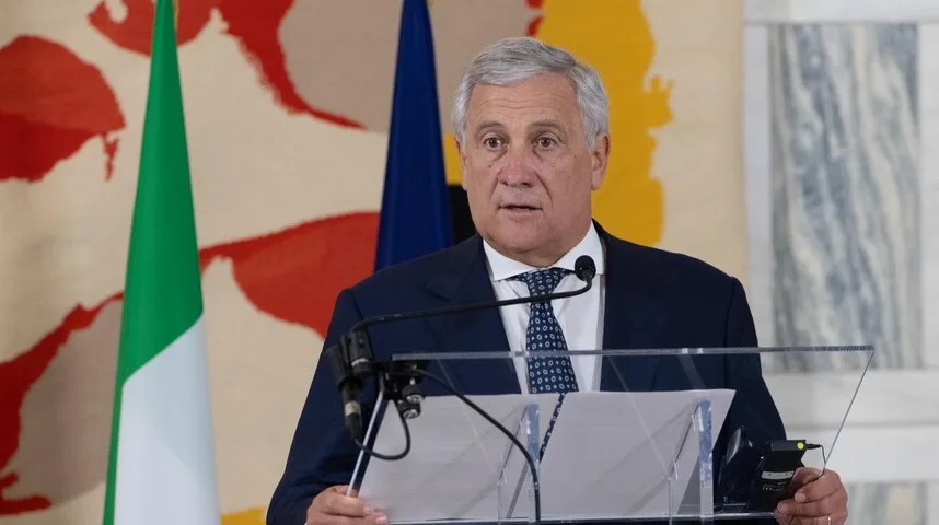 Antonio Tajani, ministar vanjskih poslova Italije, drži govor iza podijuma.