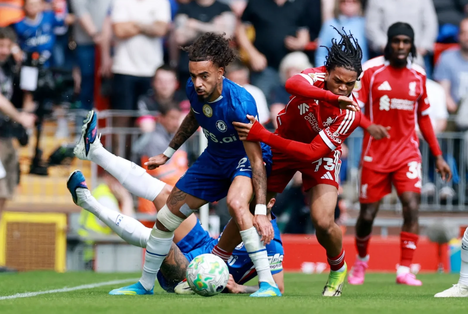 Fudbaleri Chelsea i Liverpoola u duelu na terenu.