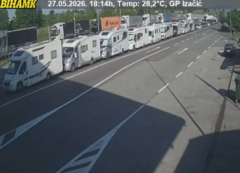 Duži red kampera i kamiona na graničnom prelazu Izačić, 27. maja 2026. godine, uz temperaturu od 28,2°C.