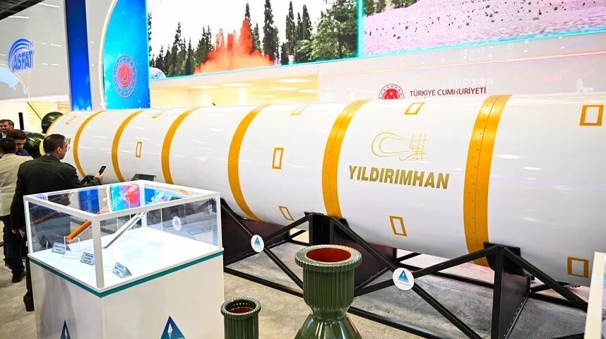Velika bijela raketa sa zlatnim detaljima i natpisom 'YILDIRIMHAN' na izložbi u Turskoj.