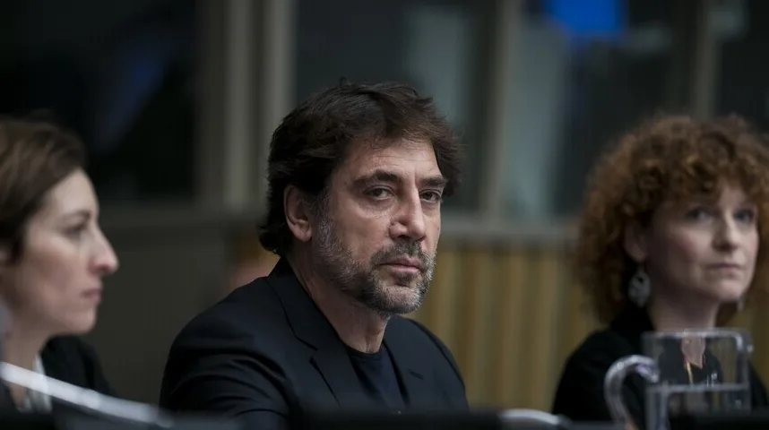 Javier Bardem u crnom odijelu