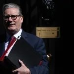 Starmer poručuje kabinetu: Nastavljam da vladam uprkos pritiscima