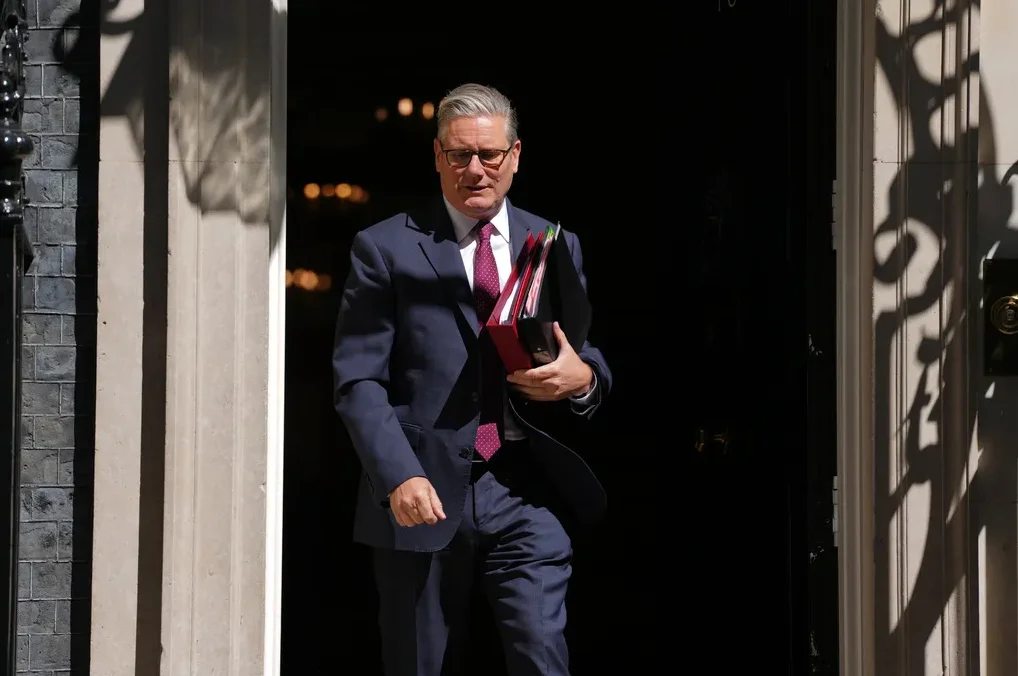 Sir Keir Starmer, lider laburista, ulazi u zgradu