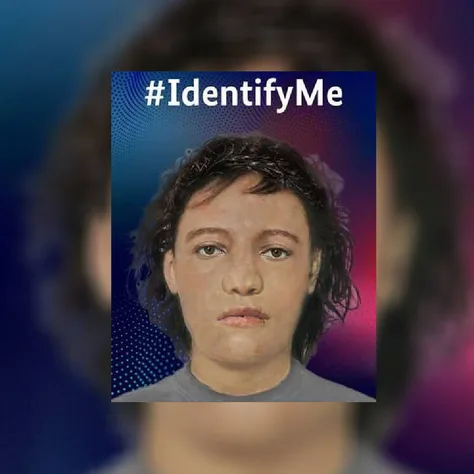 Kompjuterski nacrtana glava djeteta ili mlađe osobe s kratkom tamnom kosom i upitnim izrazom lica, uz hashtag #IdentifyMe