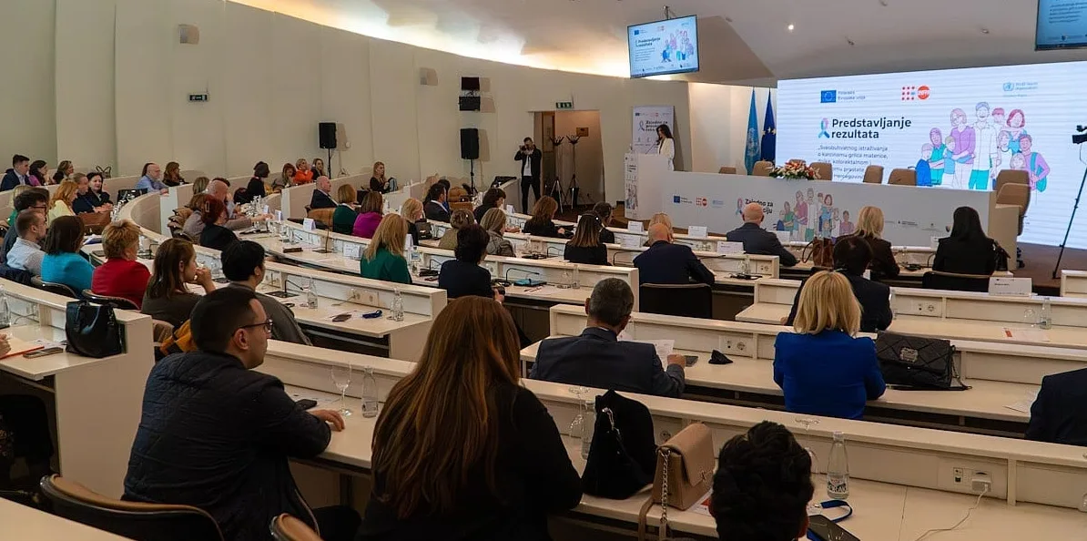 Publika sluša prezentaciju u konferencijskoj sali