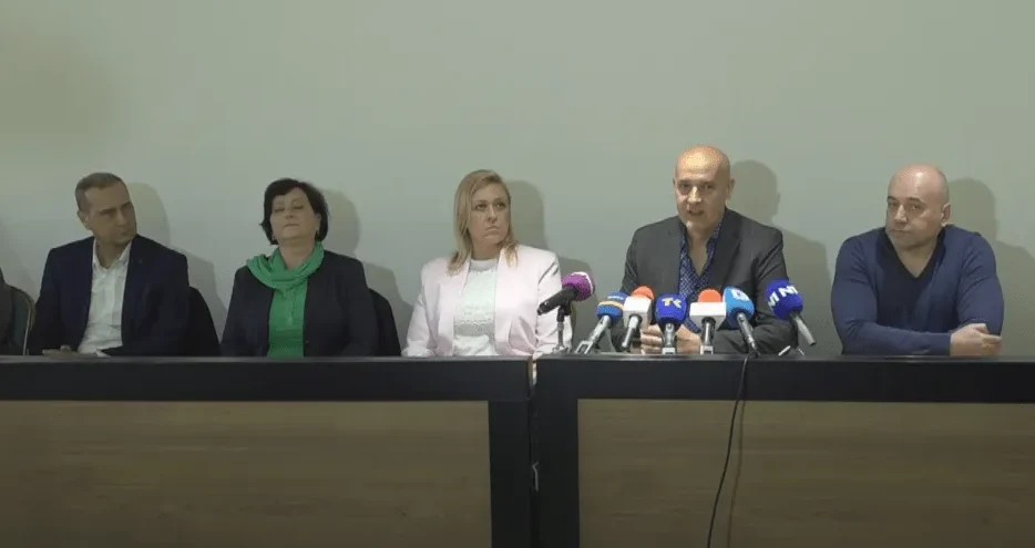 Konferencija za medije sa pet osoba za stolom, ispred njih su mikrofoni.