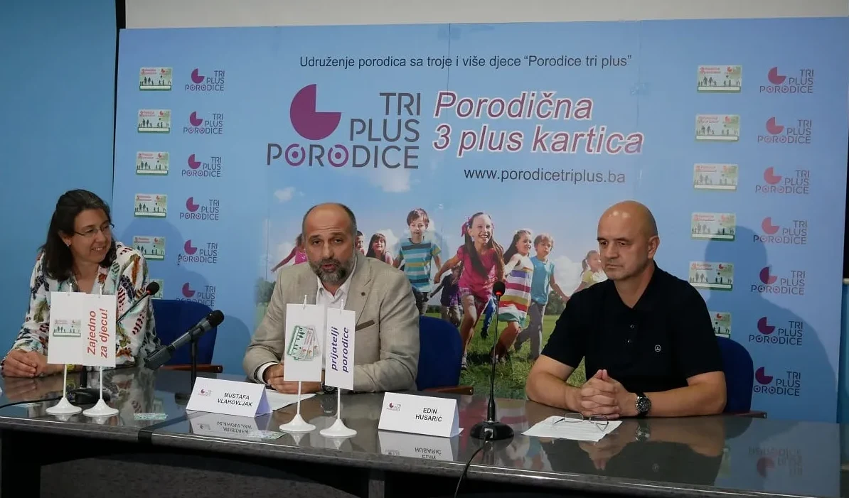 Konferencija za medije Udruženja porodica sa troje i više djece "Porodice tri plus" na kojoj je predstavljena "Porodična 3 plus kartica".